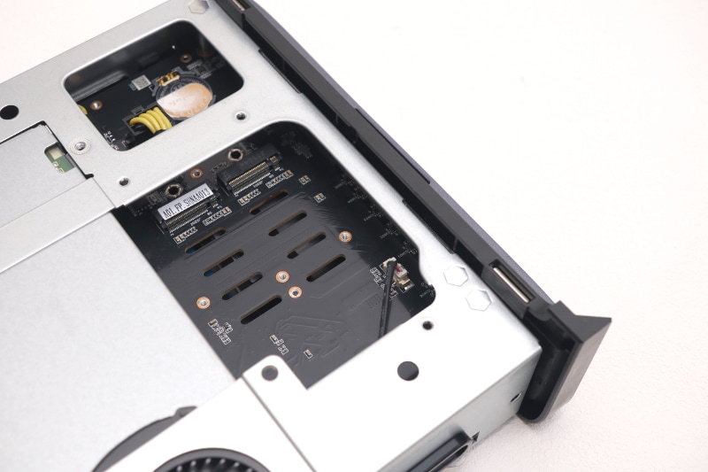 ファンを取り外してみたところ。こちらはいずれもPCIe 4.0 x1接続のM.2