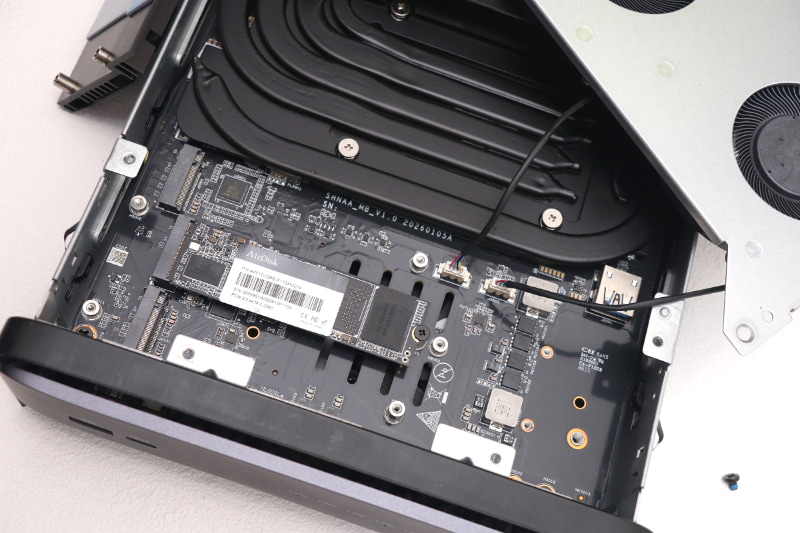 M.2スロットは奥からPCIe 4.0 x4、PCIe 4.0 x1 2基