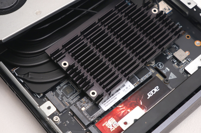 大型のSSDヒートシンクが用意されているのは安心要素だ