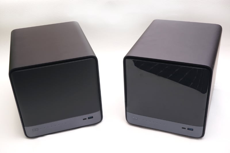 N5 Pro(右)とN5 Max(左)の比較。前面カバーが光沢でなくなったほか、本体の色味もわずかに違う