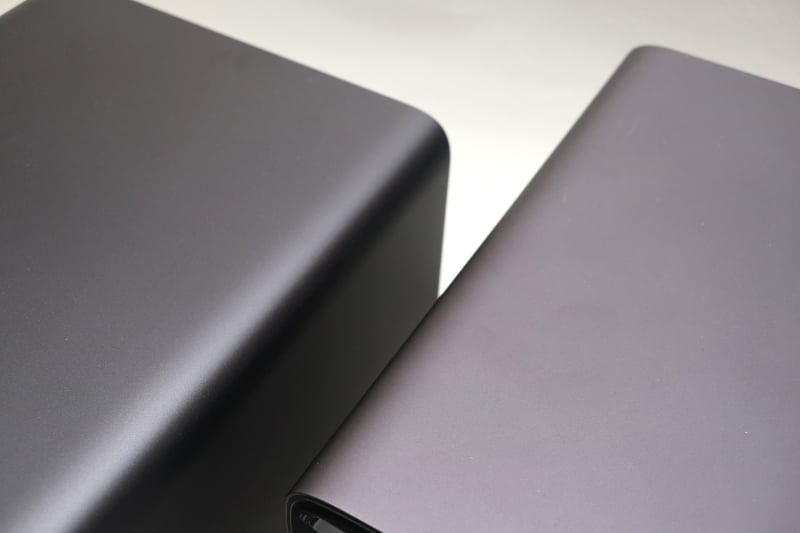 N5 Pro(右)とN5 Max(左)の比較。前面カバーが光沢でなくなったほか、本体の色味もわずかに違う