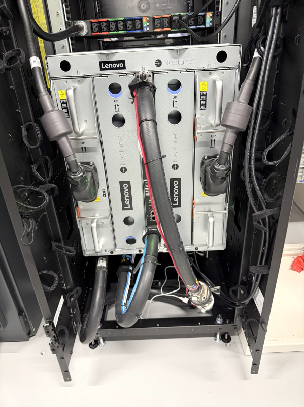 背面から見たところ。青いホースが給水するもの、赤いホースがサーバーから排出した水が通過する。10℃ぐらいの差がある