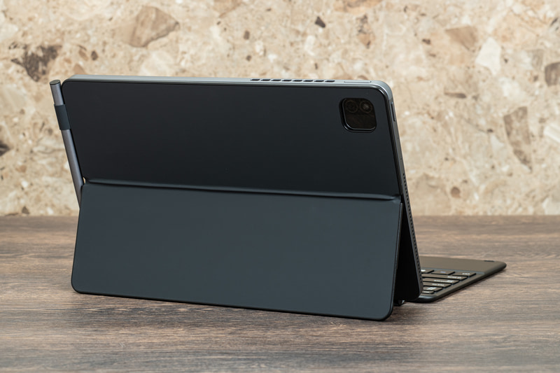 カバーとキーボードを付けた状態でも約1.26kgと比較的軽量