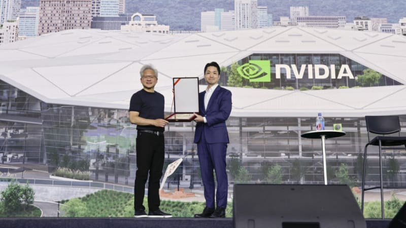 5月26日に新拠点「Constellation」を発表した際のジェンスン・フアンCEO(左)。右は台北市長の蒋萬安氏