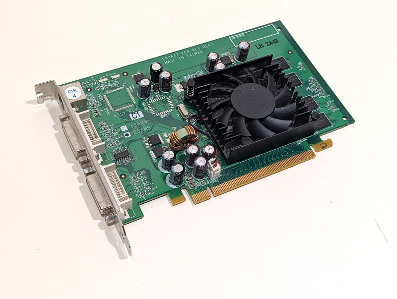 こちらはNVIDIA GeForce 7シリーズのローエンド向けGPU、GeForce 7300 GSを搭載するビデオカード。主な用途はGPU出力を搭載しないマザーボードに装着して画面出力させるのが目的だ