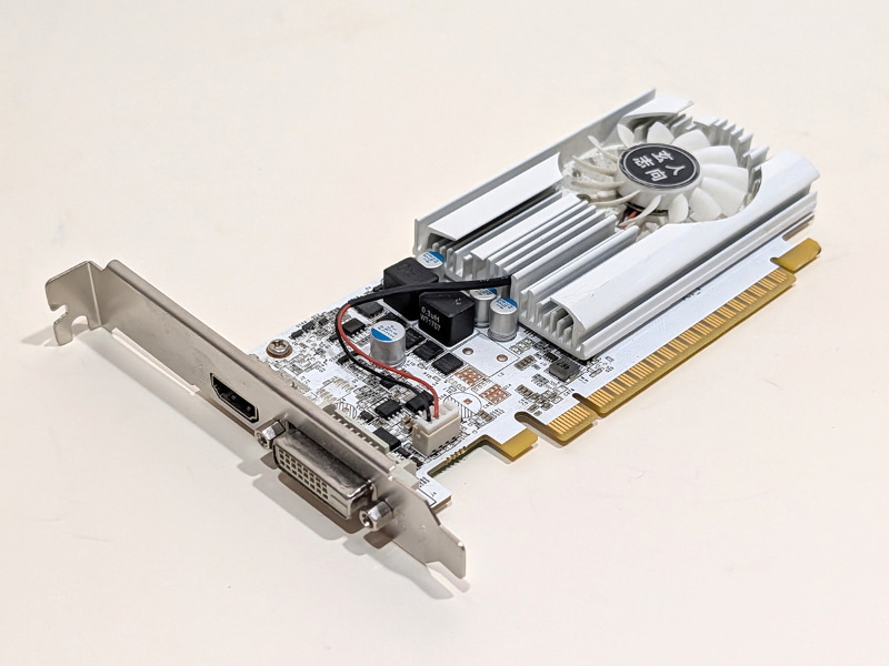 こちらのホワイトカラーのビデオカードはNVIDIAのローエンド向けGPU「GeForce GT 1030」を搭載した玄人志向の「GF-GT1030-E2GB/LP」。世代としてはPascal(GeForce GTX 10XX)なので約9年前の製品だ