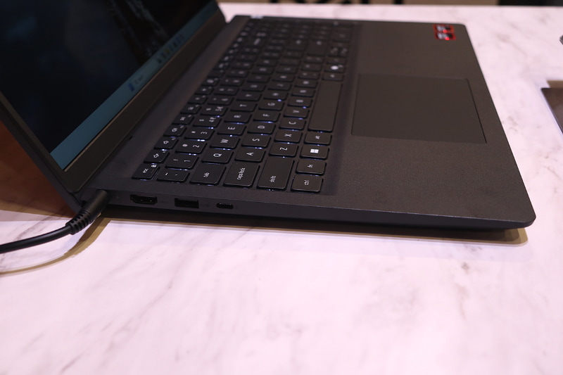 Dell 15の左側面インターフェイス