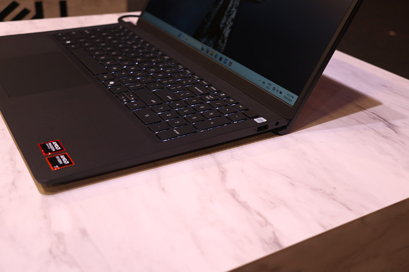 Dell 15の右側面インターフェイス