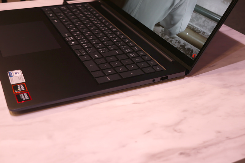 Dell 16Sの右側面インターフェイス