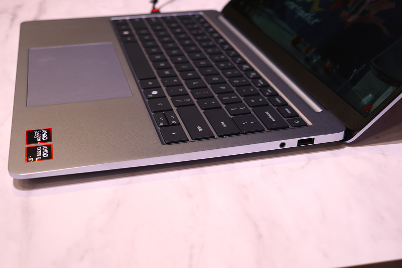 Dell 14Sの右側面インターフェイス