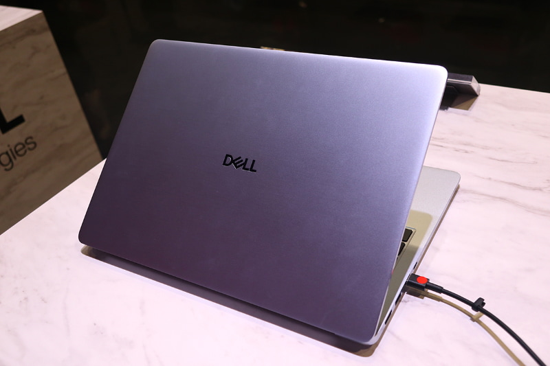 Dell 14Sの天板