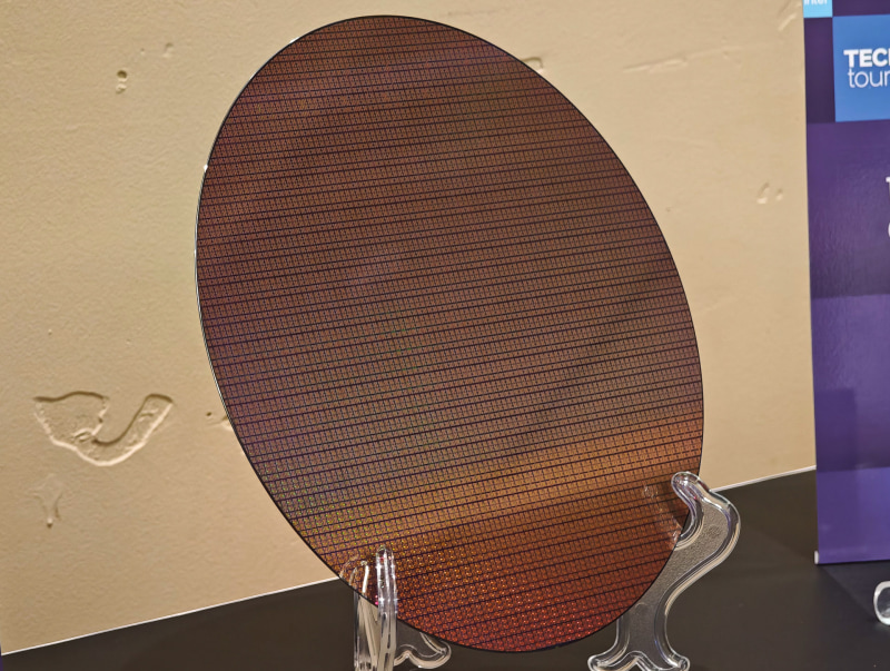 Intel 18Aのプロセスノードを利用して生産されるXeon 6+のCPUタイル、写真は生産時のウェハ