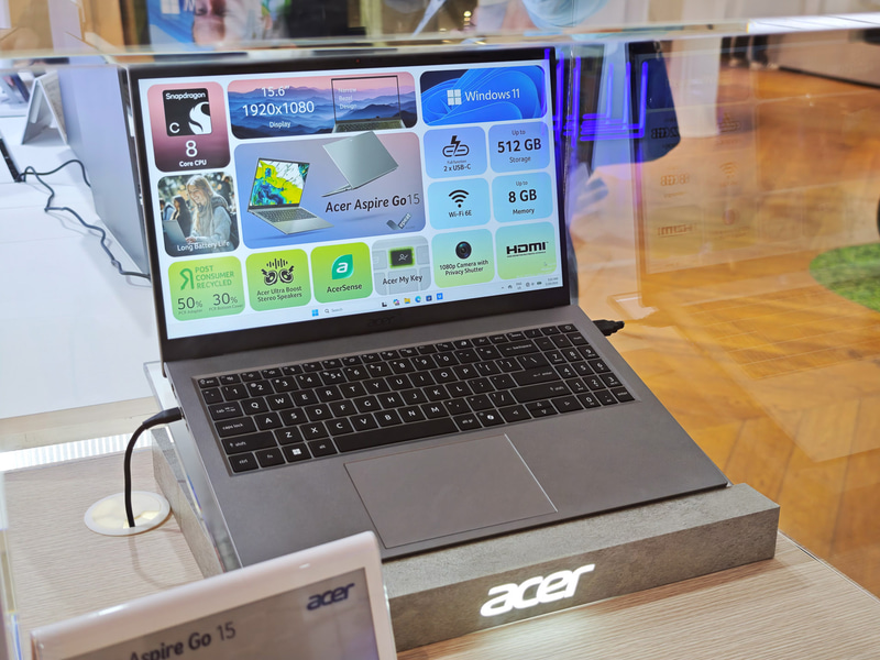 Acerが参考展示したAspire Go 15。ガラスケースの中に入れられて触れないようになっていた