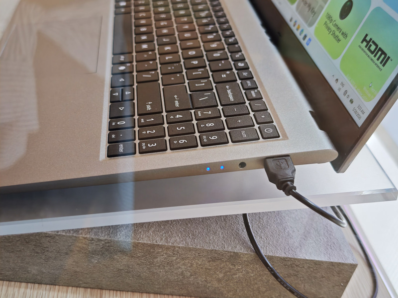 Aspire Go 15の右側面 USB Standard-A端子が1つ