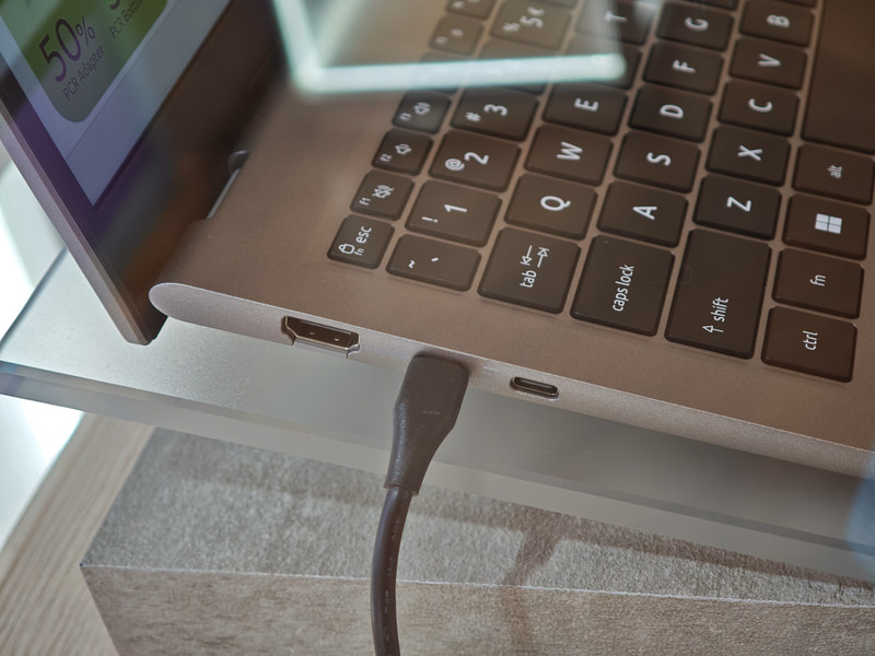 Aspire Go 15の左側面、HDMIとUSB Type-Cが2つ