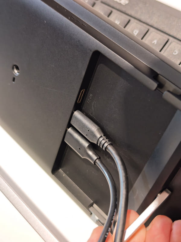 背面にはUSB Type-Cポートが2つ、HDMI入力が1つ
