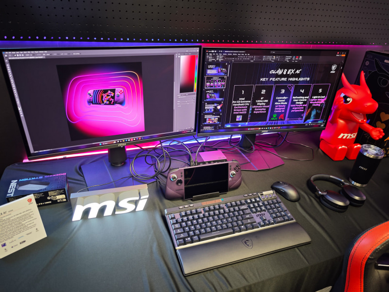 Thunderbolt 4が2ポートあるので、このような使い方も可能。2つのディスプレイに出力してデスクトップPCの代わりとして使っている