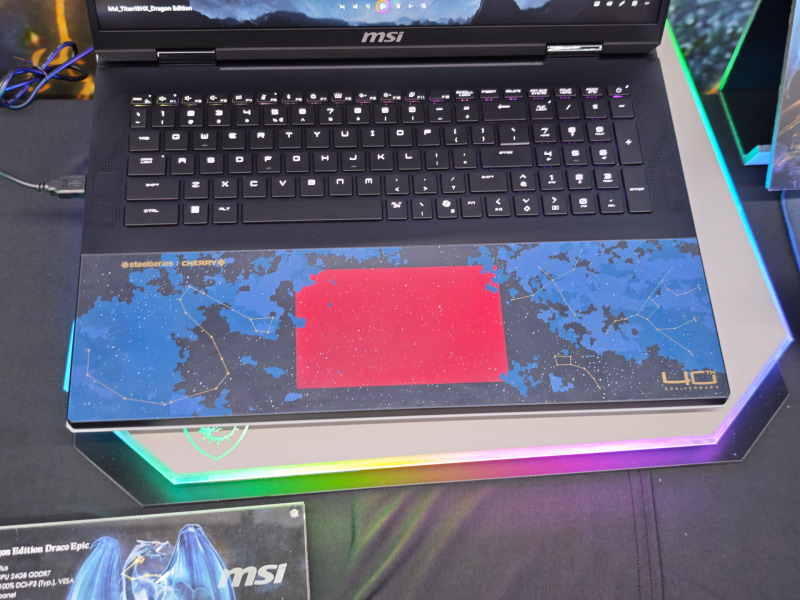 キーボードとパームレスト