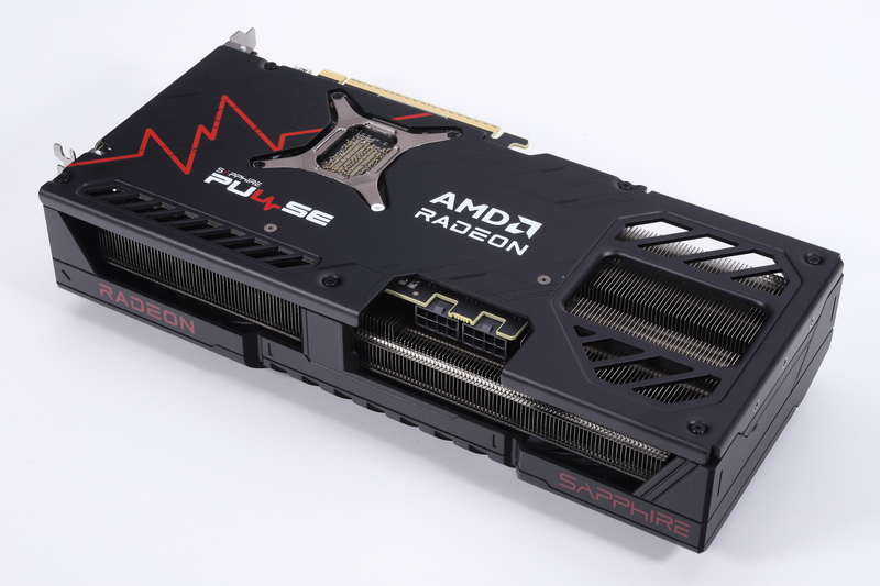 電力リミット(TBP)を240Wに拡大したオーバークロック仕様のビデオカードであり、動作にはPCIe 8ピン×2系統の補助電源を必要とする