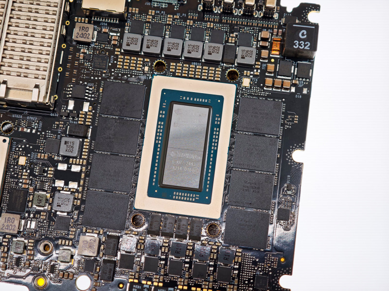 NVIDIAのGB10、外形はかなり似通っている