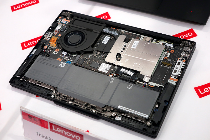 ThinkPad P14s Gen 7 AMDの内部。dGPUを思い切って省いたことでシリーズ最軽量となった