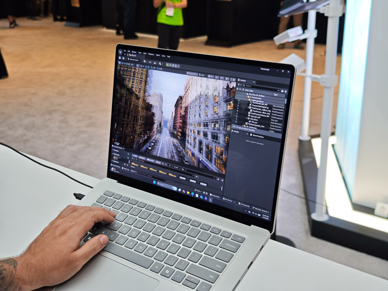 今回Surface RTX Ultraだけが電源が入っている状態で展示されていた