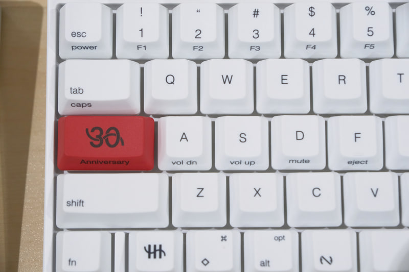 30周年記念ロゴのキートップを搭載。墨や白も中央印字に