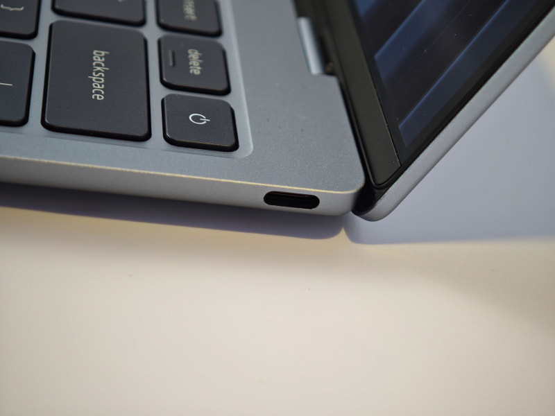 本体左側ポート、USB Type-Cが1つ