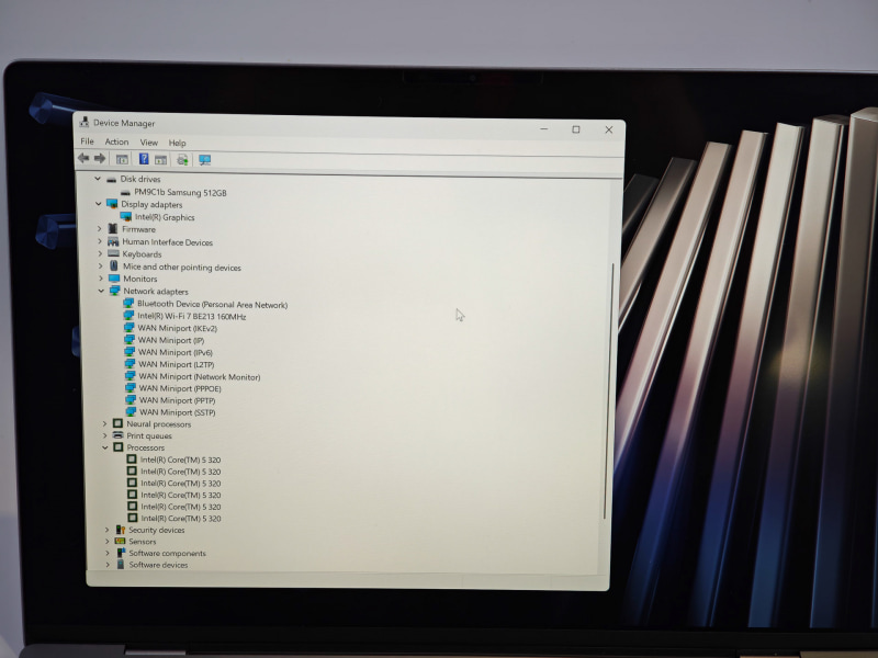 本体左側ポート、USB Type-Cが1つ