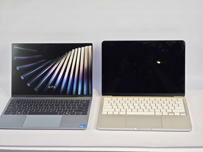 右がXPS 13、左がMacBook Neo