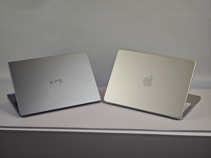 XPS 13(左)とMacBook Neo(右)