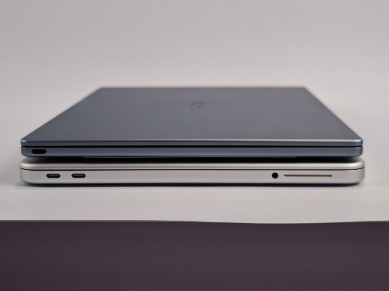 XPS 13とMacBook Neoを重ねてみたところ、12.7mm(最薄部)のXPS 13は、MacBook Neoよりも薄いことが分かる