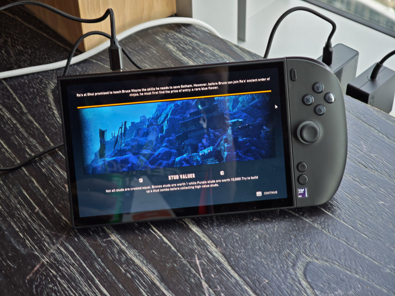左右のゲームパッドは取り外すことができる
