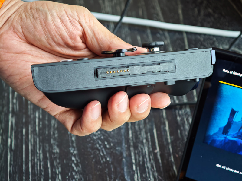 左右のゲームパッドは取り外すことができる