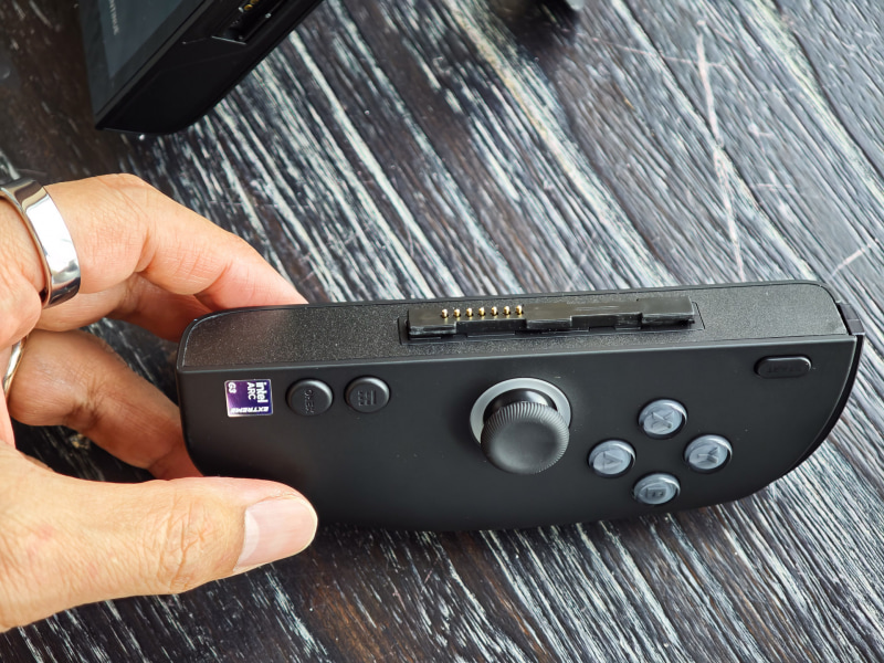 左右のゲームパッドは取り外すことができる