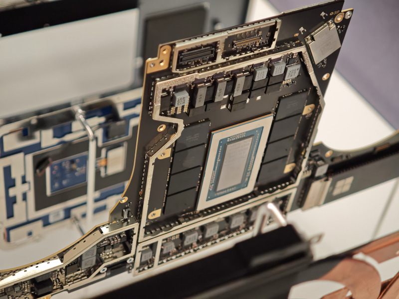 マザーボード上に実装されているRTX Spark、周囲にメモリが実装されている