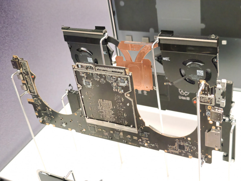 マザーボードとファンとヒートシンク/ヒートパイプのアッセンブリの裏側、マザーボードのファンスペースからもファンがかなり大型であることが分かる