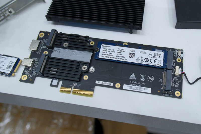 PCIE TO 4のメイン基板部分