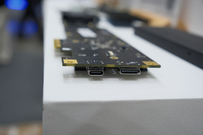 インターフェイス部。左がUSB 3.2 Gen 2x2 Type-C、右がOCuLink