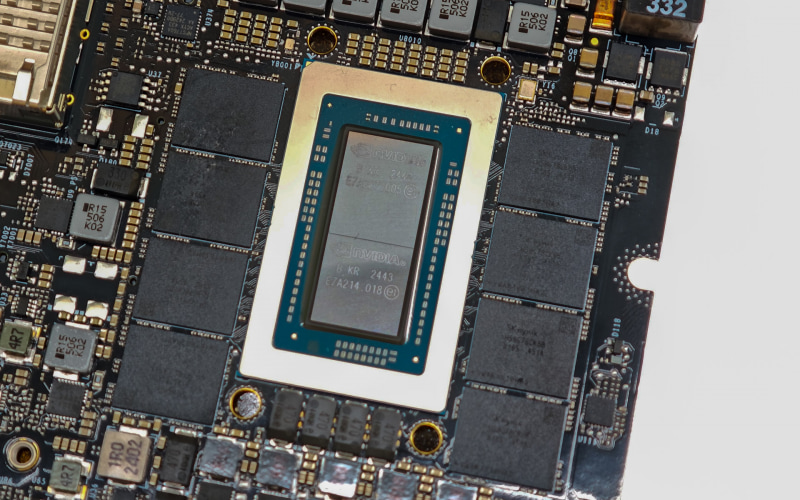 NVIDIA GB10 Superchip、上のRTX Sparkと比較して全く同じ外形であることが分かるし、チップ上の刻印(E7A227.005とE7A214.018)も同じ数字