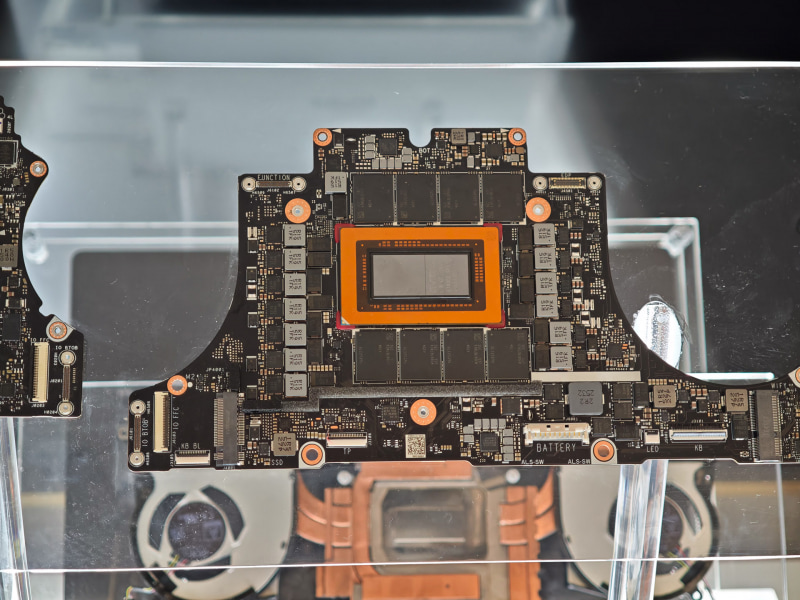 ASUSが公開したRTX Spark用の基板に搭載されたRTX Sparkとメモリ