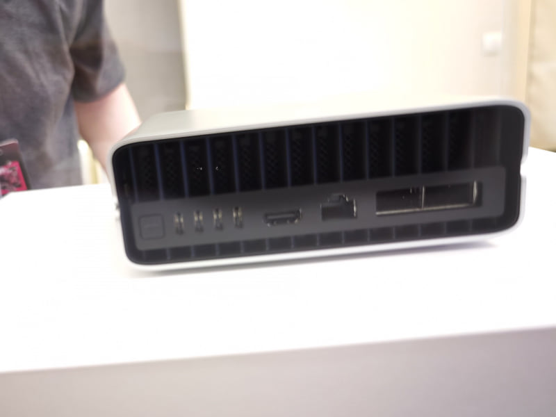 HPが公開したRTX Spark搭載ミニPCにはSFPモジュール用とみられるポートも用意されていた、ミニPCではイーサネットコントローラを別途搭載して高速なイーサネットという可能性がある