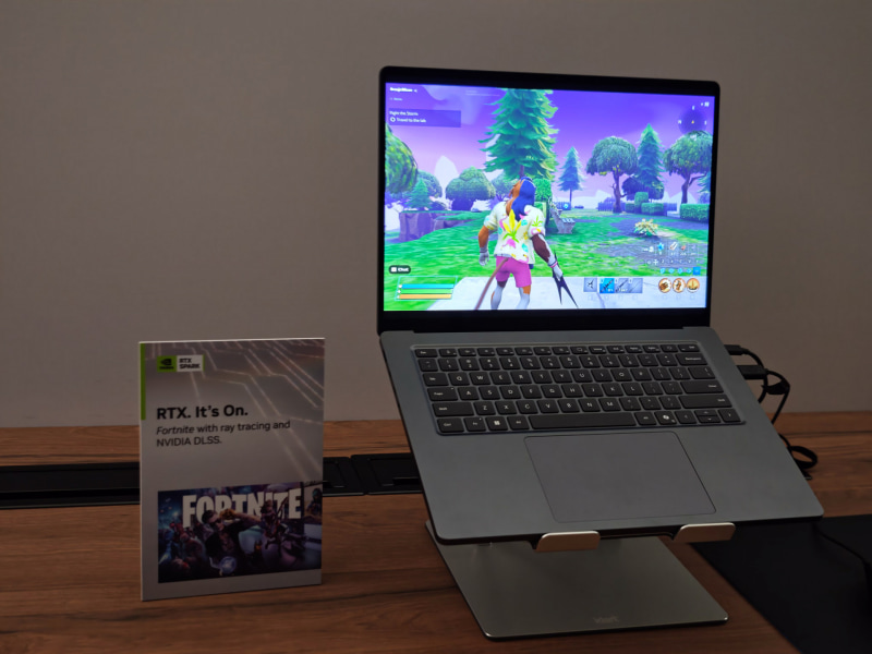 x64版のFortniteが動作しているSurface Laptop Ultra