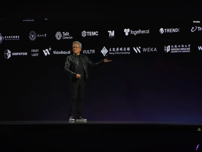 このあたりで何が起きたか観客が理解し始めた。スベったらやばいハイリスクなネタだ