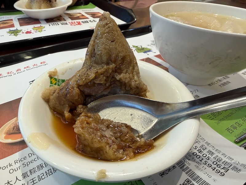 肉ちまきには甘いタレがかけられる
