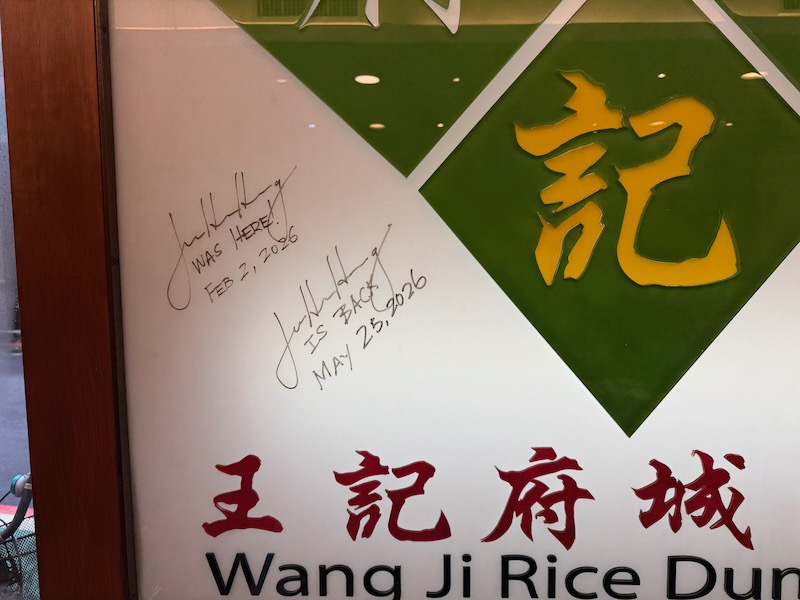 店内看板にJen-Hsun “Jensen” Huang、ジェンスン・フアン氏のサイン。最近減ってきたウェード式(ローマ字)表記