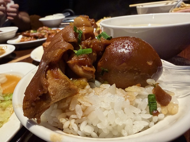 魯肉飯の上に味玉、豚足オン