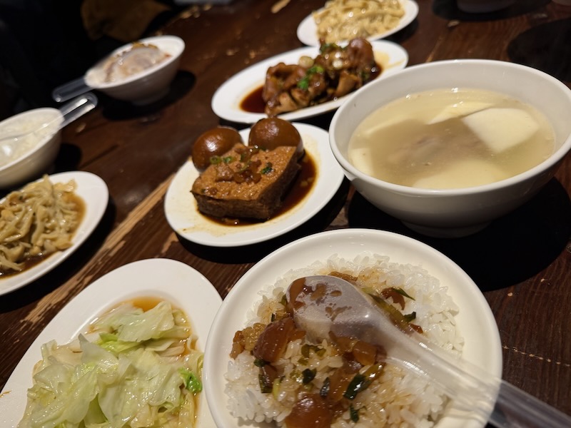 台湾のメシは茶色い。塩分の少ない醤油で色だけ濃く、見た目に反して塩分は少ない