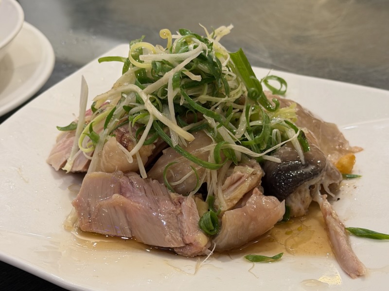 蔥油雞。これを食べながら台湾ビール十八天(スペシャル生ビール)を飲めば完璧だ