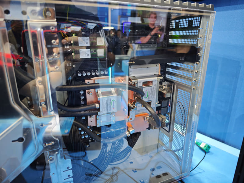 GB300を搭載したNVIDIA DGX Workstation(ARS-511GD-NB-LCC)、従来はUbuntuのみの対応だったがWindows対応が今回のCOMPUTEXで発表された。ラックマウントにすることも可能
